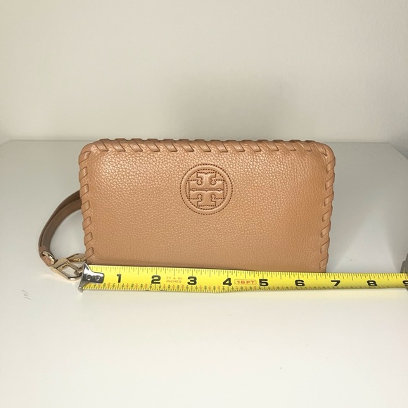 Tory Burch Marion Zip-Around Continental Wallet in tan pebbled leather - Picture 4 of 4